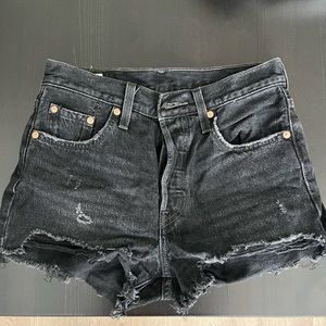 LEVI black jean shorts 501